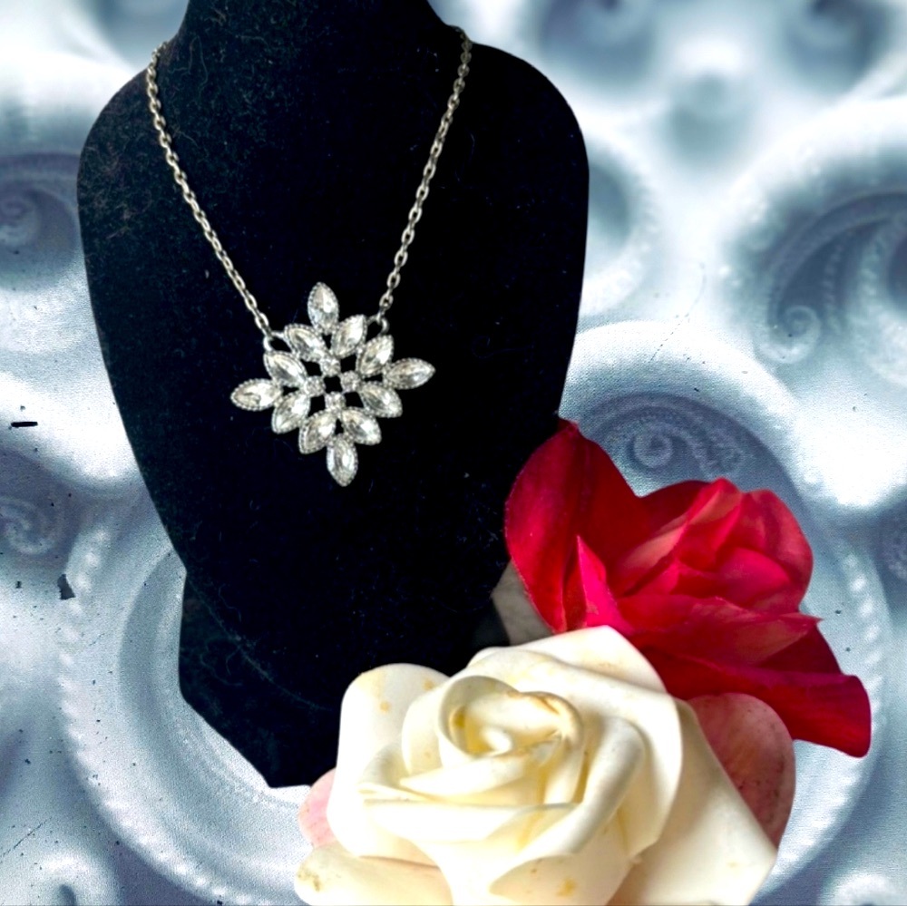 Beautiful! Silver and rhinestone vintage necklace